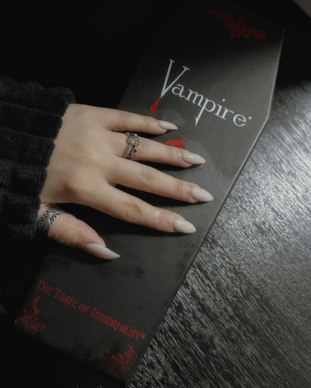 VAMPIRE® PINOT NOIR WITH COFFIN & CAPE - Image 5