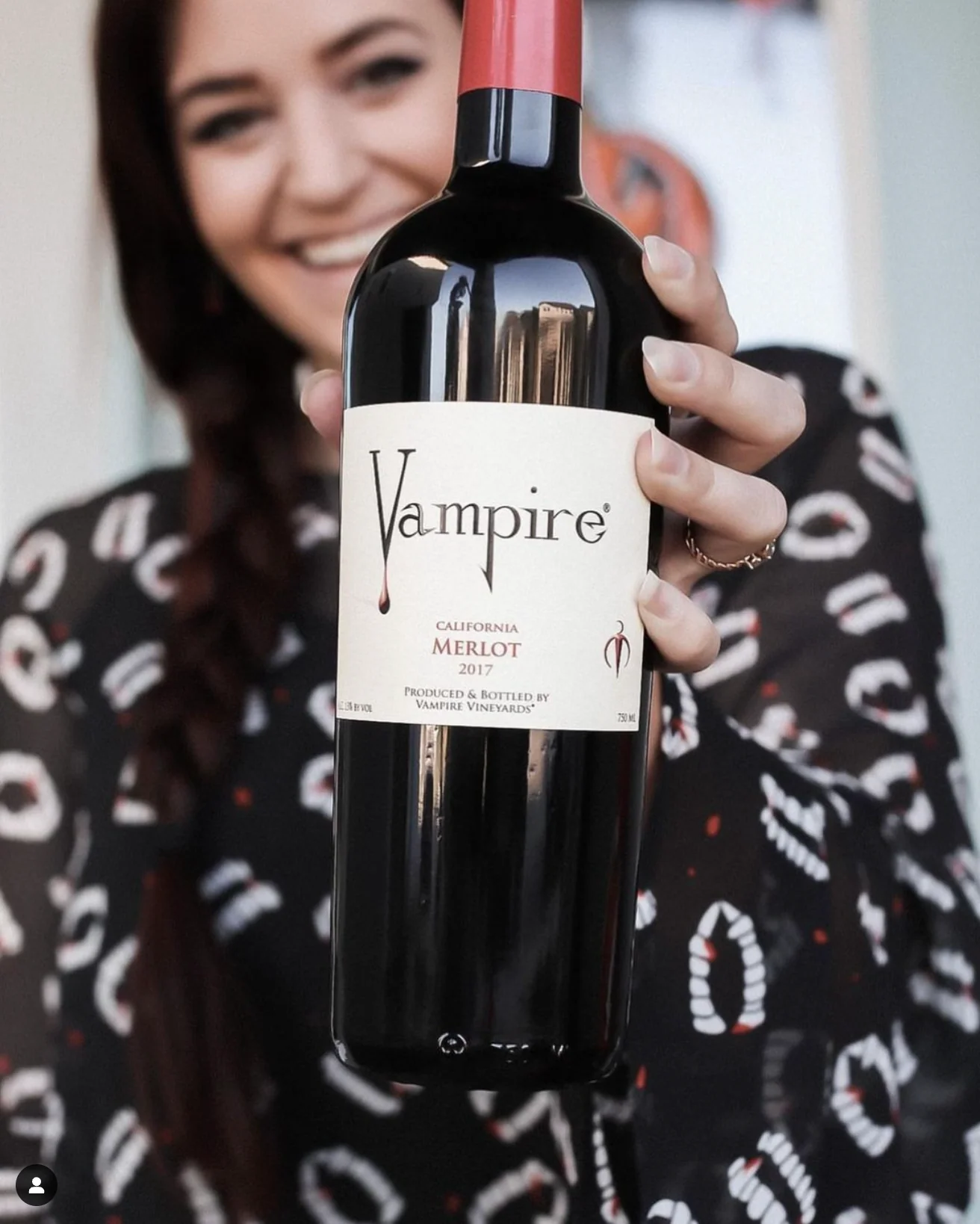 VAMPIRE® MERLOT WITH COFFIN & CAPE - Image 6
