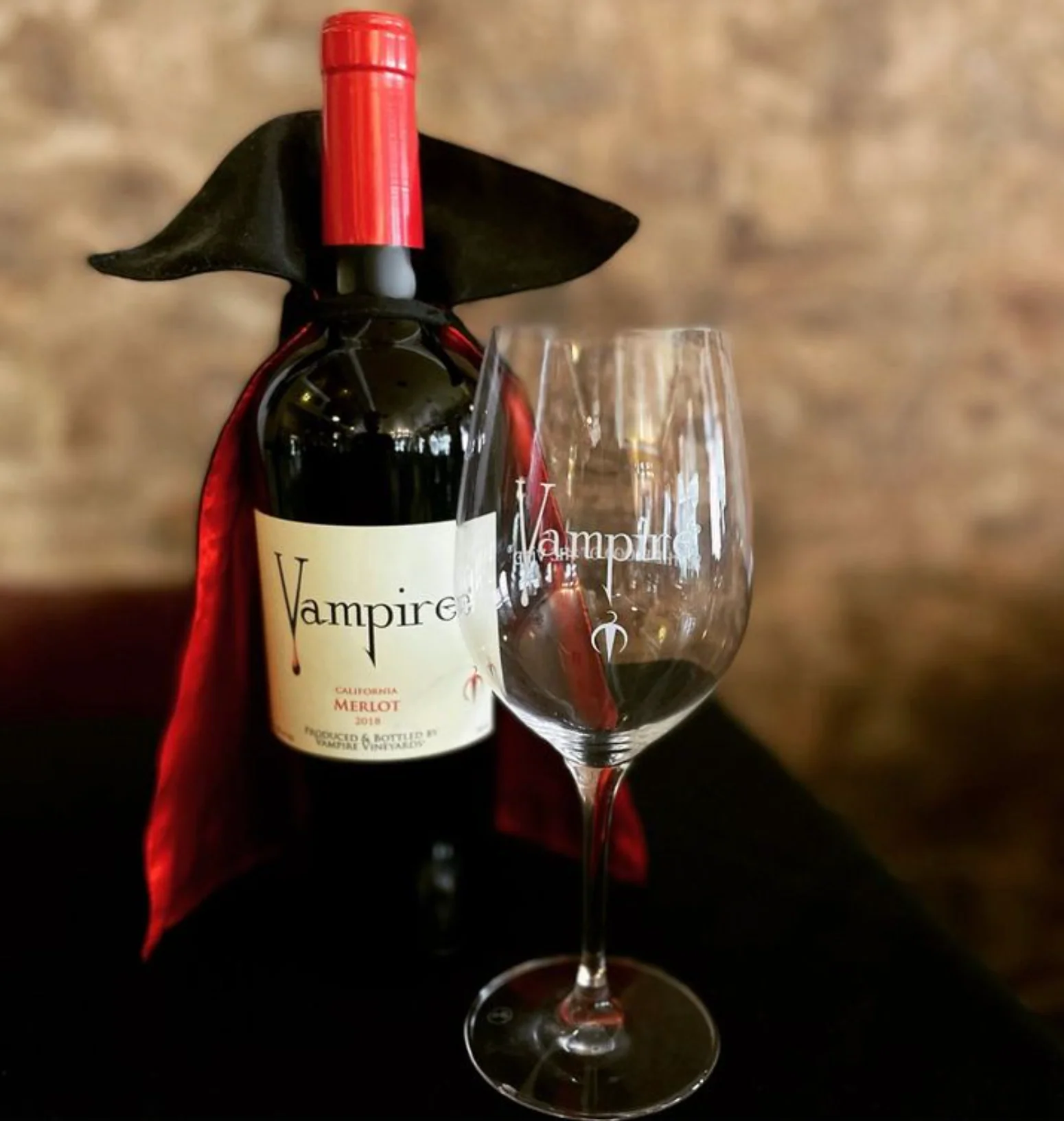VAMPIRE® MERLOT WITH COFFIN & CAPE - Image 7